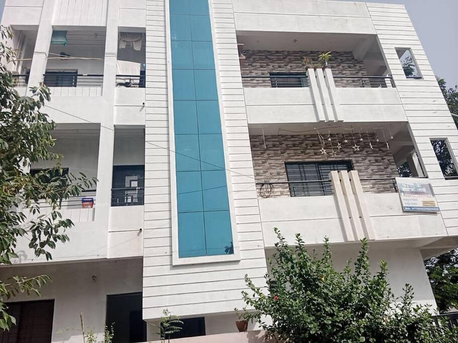 Rajlakshmi Niwas Appartement Solapur Buitenkant foto