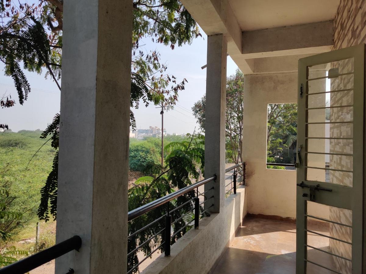 Rajlakshmi Niwas Appartement Solapur Buitenkant foto