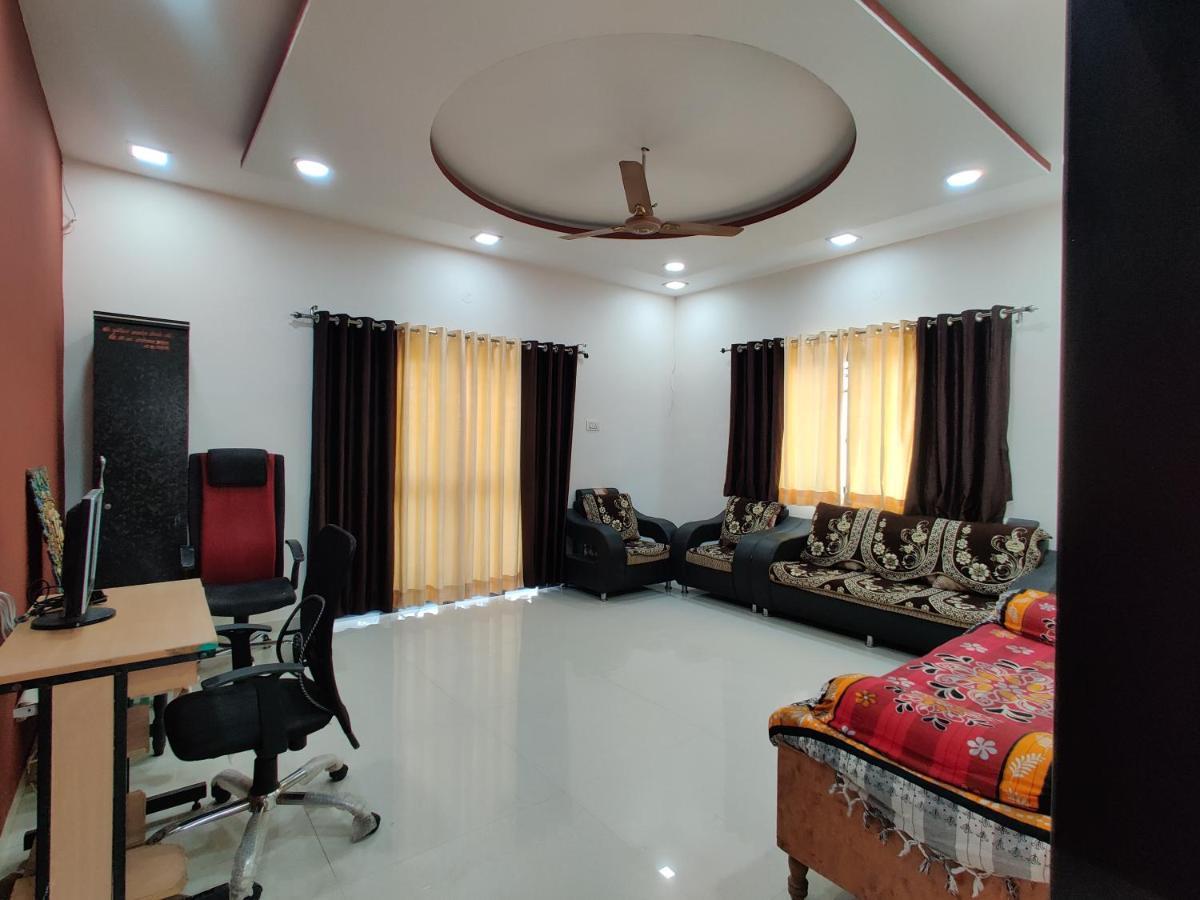 Rajlakshmi Niwas Appartement Solapur Buitenkant foto