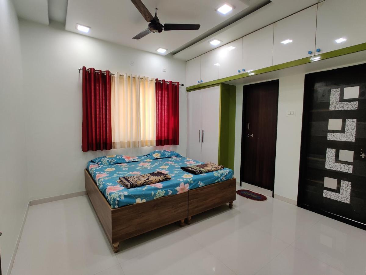 Rajlakshmi Niwas Appartement Solapur Buitenkant foto