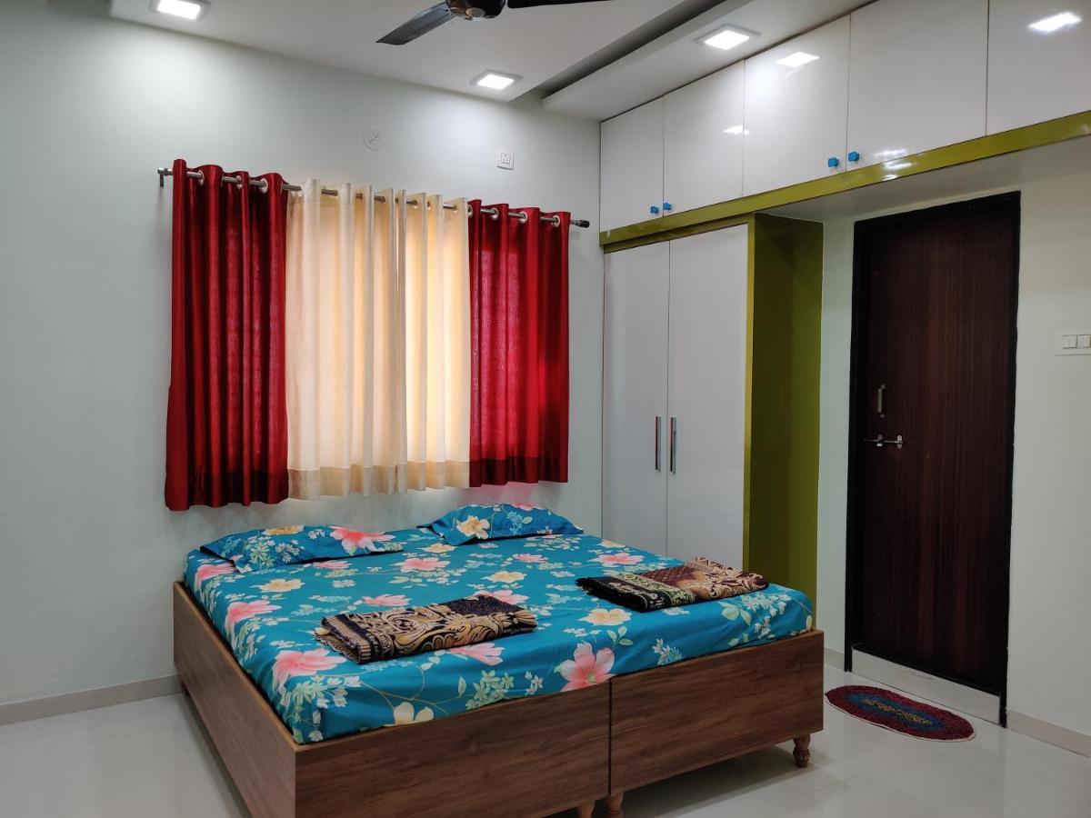 Rajlakshmi Niwas Appartement Solapur Buitenkant foto